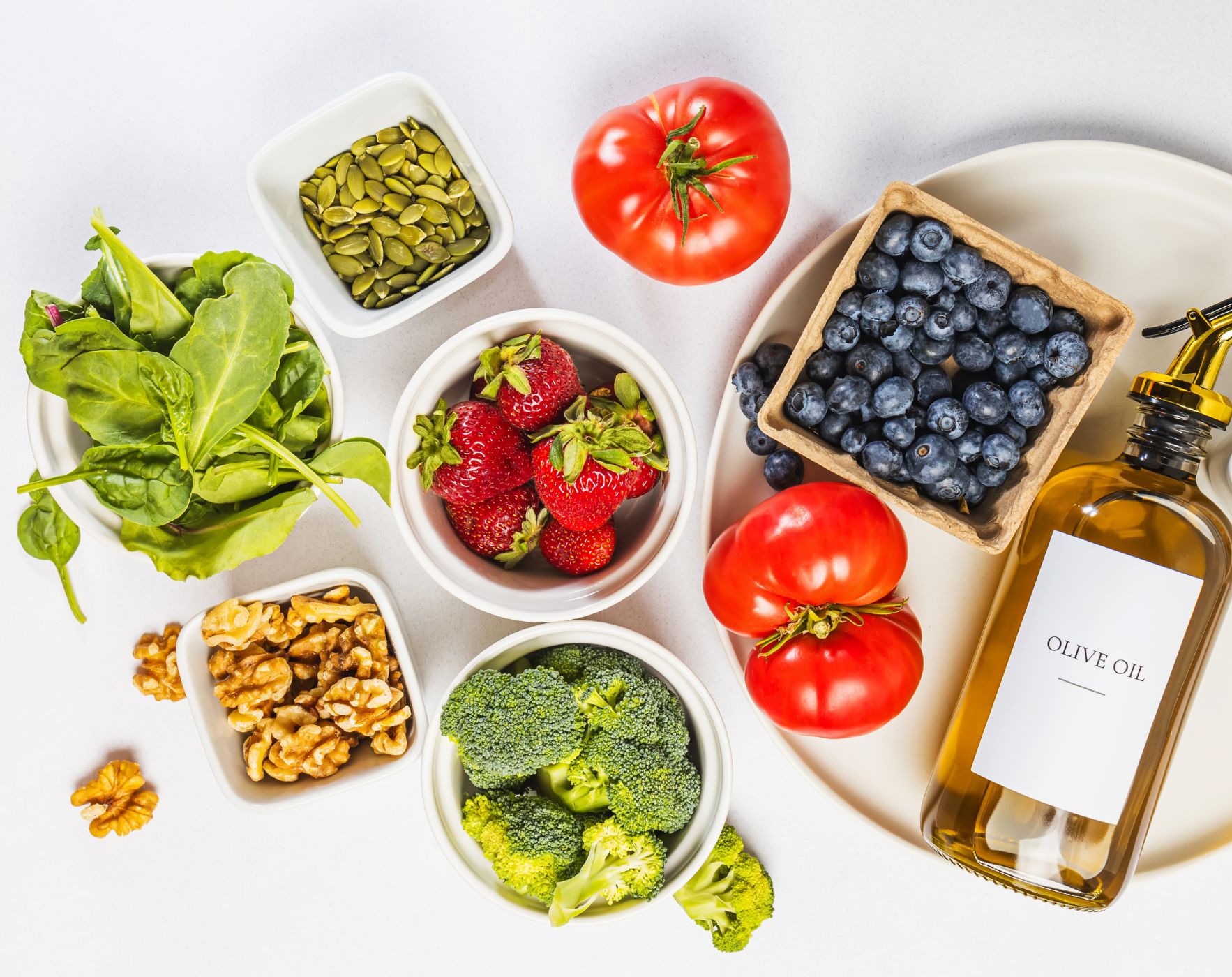 A plate with colorful, anti-inflammatory foods like berries and leafy greens, representing the 5 key elements of an anti-inflammatory diet for Multiple Sclerosis.